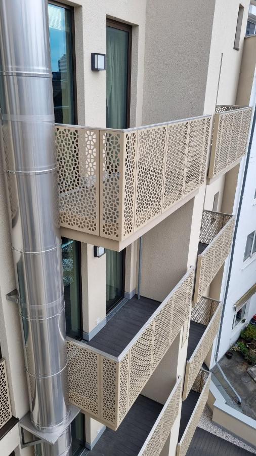 Fourty Three Luxury Serviced Apartments Düsseldorf Dış mekan fotoğraf Detail of perforated aluminium cladding