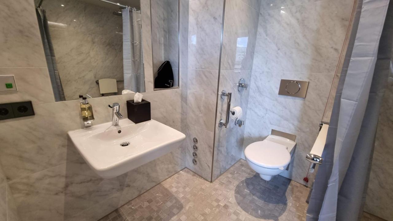 Fourty Three Luxury Serviced Apartments Düsseldorf Dış mekan fotoğraf Bathroom