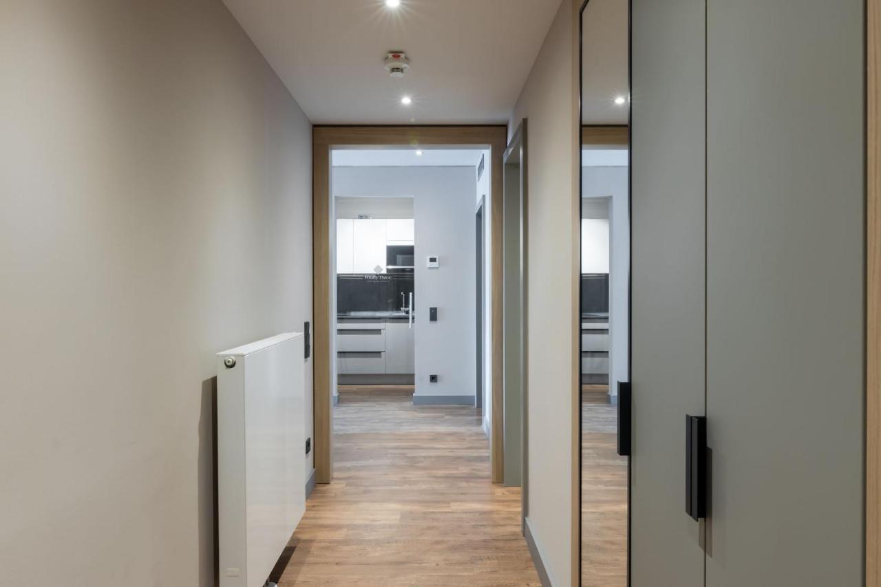 Fourty Three Luxury Serviced Apartments Düsseldorf Dış mekan fotoğraf A corridor in a modern apartment