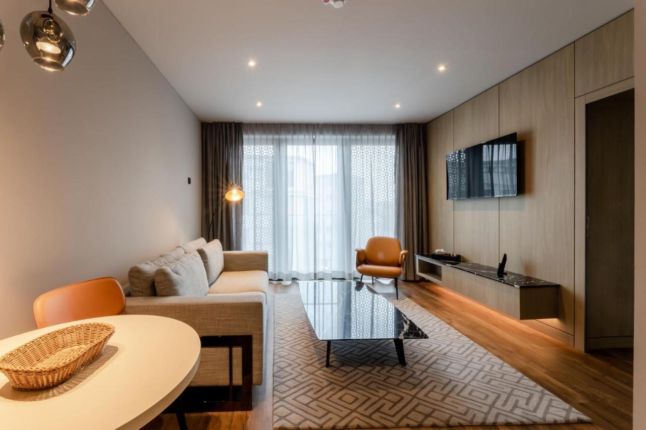 Fourty Three Luxury Serviced Apartments Düsseldorf Dış mekan fotoğraf A living room in a serviced apartment in Hong Kong