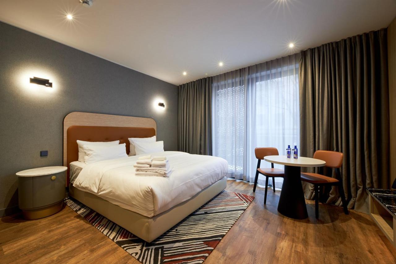 Fourty Three Luxury Serviced Apartments Düsseldorf Dış mekan fotoğraf A room at the hotel